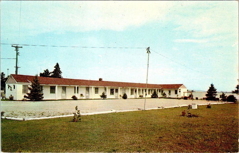 Sunrise Beach (Tip of The Mitt Motel) - Postcard (newer photo)